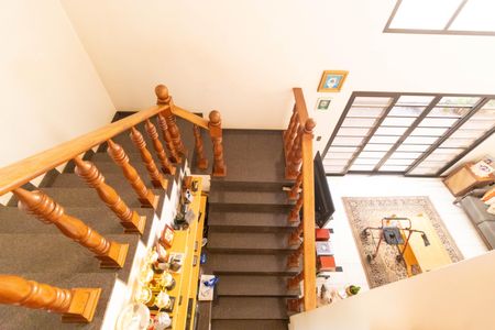 Casa à venda com 450m², 5 quartos e 4 vagas Casa à venda com 450m², 5 quartos e 4 vagasEscada