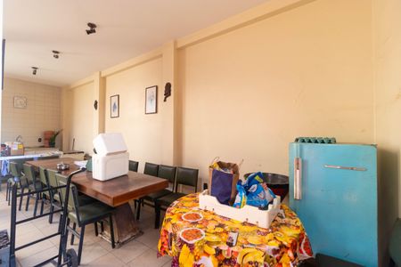 Casa à venda com 450m², 5 quartos e 4 vagas Casa à venda com 450m², 5 quartos e 4 vagasVaranda