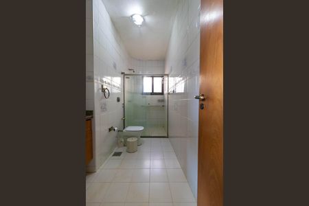 Casa à venda com 450m², 5 quartos e 4 vagas Casa à venda com 450m², 5 quartos e 4 vagasBanheiro da Suíte 01