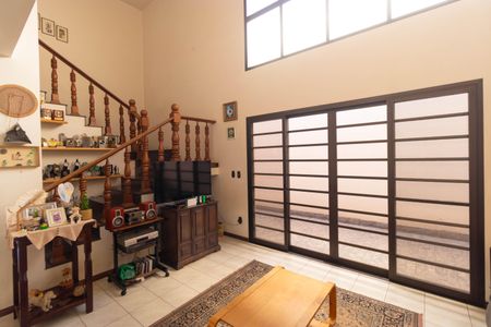 Casa à venda com 450m², 5 quartos e 4 vagas Casa à venda com 450m², 5 quartos e 4 vagasSalas