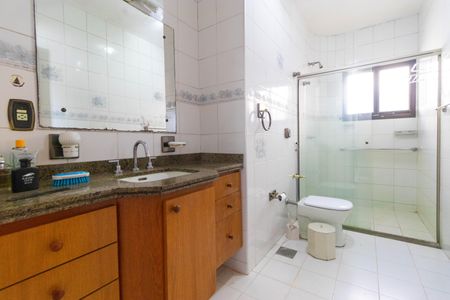 Casa à venda com 450m², 5 quartos e 4 vagas Casa à venda com 450m², 5 quartos e 4 vagasBanheiro da Suíte 01