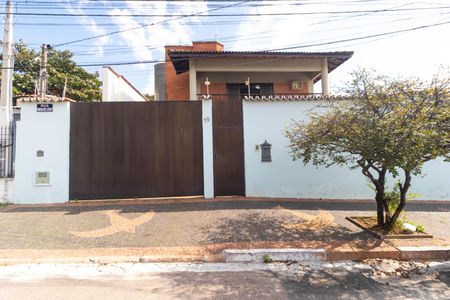 Casa à venda com 450m², 5 quartos e 4 vagas Casa à venda com 450m², 5 quartos e 4 vagasFachada