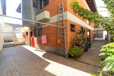 Casa à venda com 450m², 5 quartos e 4 vagas Casa à venda com 450m², 5 quartos e 4 vagasQuintal