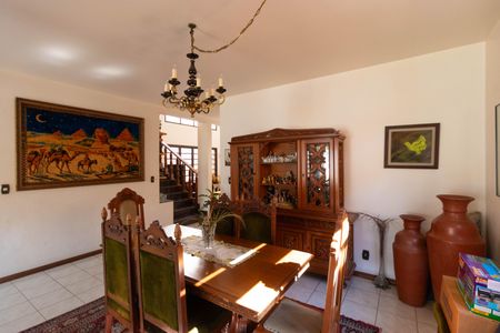 Casa à venda com 450m², 5 quartos e 4 vagas Casa à venda com 450m², 5 quartos e 4 vagasSala