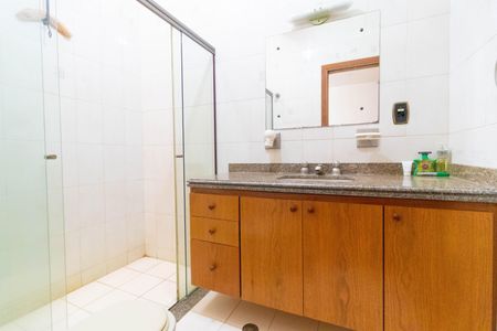 Casa à venda com 450m², 5 quartos e 4 vagas Casa à venda com 450m², 5 quartos e 4 vagasBanheiro da Suíte 04