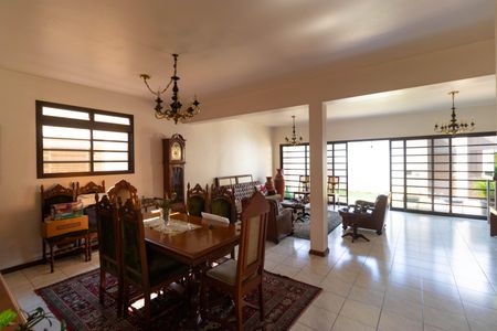 Casa à venda com 450m², 5 quartos e 4 vagas Casa à venda com 450m², 5 quartos e 4 vagasSalas