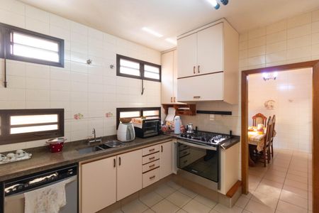 Casa à venda com 450m², 5 quartos e 4 vagas Casa à venda com 450m², 5 quartos e 4 vagasCozinha