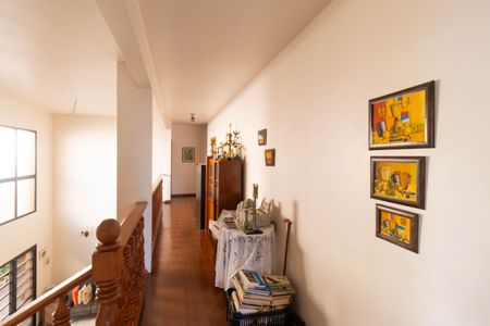 Casa à venda com 450m², 5 quartos e 4 vagas Casa à venda com 450m², 5 quartos e 4 vagasCorredor