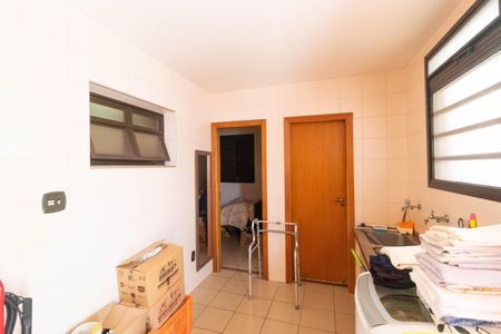 Casa à venda com 450m², 5 quartos e 4 vagas Casa à venda com 450m², 5 quartos e 4 vagasÁrea de Serviço