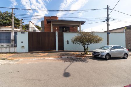 Casa à venda com 450m², 5 quartos e 4 vagas Casa à venda com 450m², 5 quartos e 4 vagasFachada