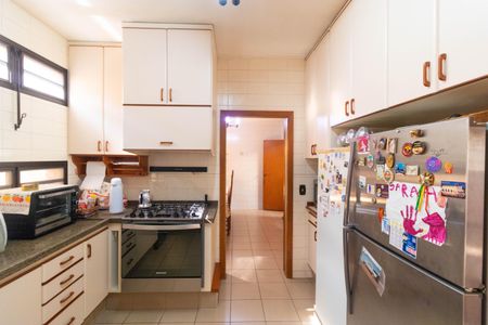 Casa à venda com 450m², 5 quartos e 4 vagas Casa à venda com 450m², 5 quartos e 4 vagasCozinha