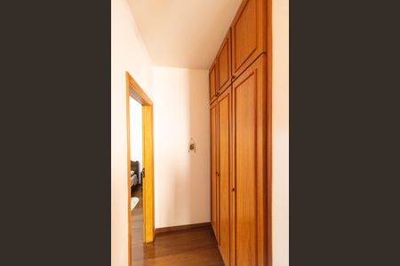 Casa à venda com 450m², 5 quartos e 4 vagas Casa à venda com 450m², 5 quartos e 4 vagasCorredor