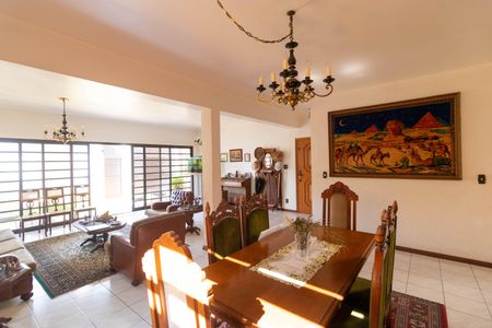 Casa à venda com 450m², 5 quartos e 4 vagas Casa à venda com 450m², 5 quartos e 4 vagasSala