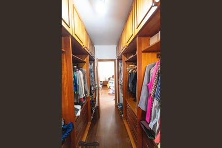 Casa à venda com 450m², 5 quartos e 4 vagas Casa à venda com 450m², 5 quartos e 4 vagasCloset da Suíte 01