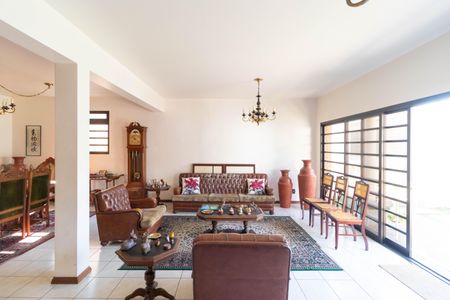 Casa à venda com 450m², 5 quartos e 4 vagas Casa à venda com 450m², 5 quartos e 4 vagasSala