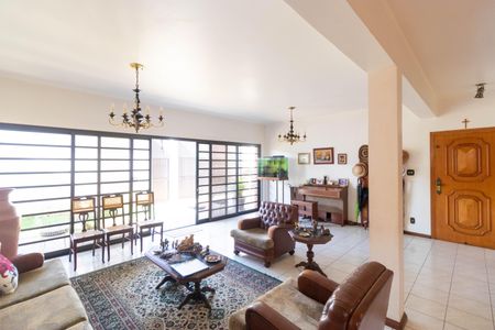 Casa à venda com 450m², 5 quartos e 4 vagas Casa à venda com 450m², 5 quartos e 4 vagasSala