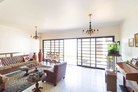 Casa à venda com 450m², 5 quartos e 4 vagas Casa à venda com 450m², 5 quartos e 4 vagasSala