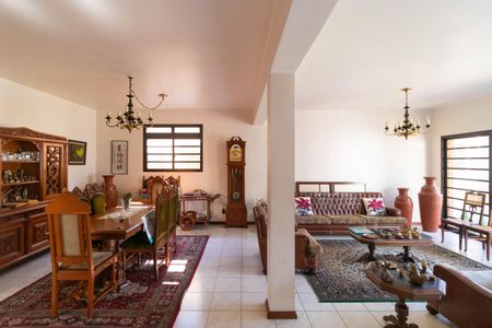 Casa à venda com 450m², 5 quartos e 4 vagas Casa à venda com 450m², 5 quartos e 4 vagasSala