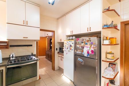 Casa à venda com 450m², 5 quartos e 4 vagas Casa à venda com 450m², 5 quartos e 4 vagasCozinha