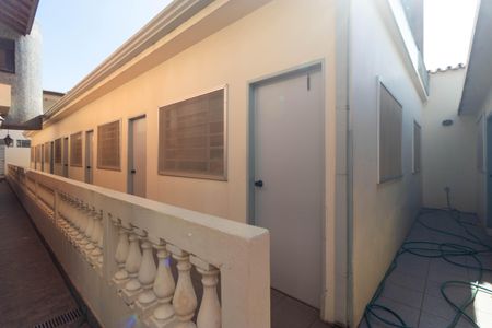 Casa à venda com 450m², 5 quartos e 4 vagas Casa à venda com 450m², 5 quartos e 4 vagasCorredor dos quartos anexos