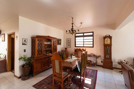 Casa à venda com 450m², 5 quartos e 4 vagas Casa à venda com 450m², 5 quartos e 4 vagasSala