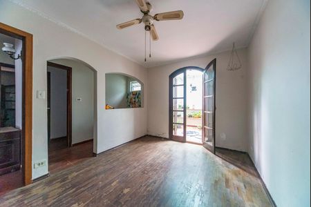 Casa à venda com 385m², 4 quartos e 3 vagasSala de TV