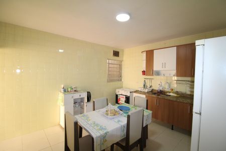Casa à venda com 120m², 4 quartos e 4 vagasCasa 1 - Cozinha