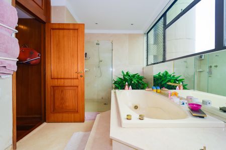 Apartamento para alugar com 520m², 3 quartos e 4 vagas Apartamento para alugar com 520m², 3 quartos e 4 vagasBanheiro da Suíte 1