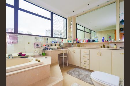 Apartamento para alugar com 520m², 3 quartos e 4 vagas Apartamento para alugar com 520m², 3 quartos e 4 vagasBanheiro da Suíte 1