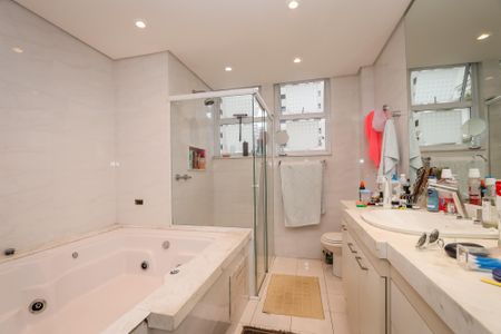 Apartamento à venda com 161m², 2 quartos e 2 vagas Apartamento à venda com 161m², 2 quartos e 2 vagasBanheiro da Suite