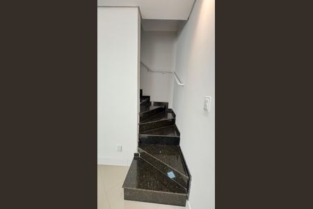 Apartamento à venda com 90m², 2 quartos e 1 vagaEscada