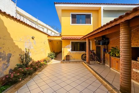 Casa à venda com 227m², 4 quartos e 4 vagas Casa à venda com 227m², 4 quartos e 4 vagasÁrea Externa e Churrasqueira