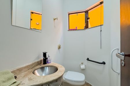 Casa à venda com 227m², 4 quartos e 4 vagas Casa à venda com 227m², 4 quartos e 4 vagasLavabo