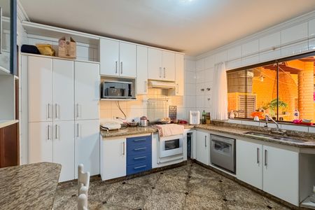 Casa à venda com 227m², 4 quartos e 4 vagas Casa à venda com 227m², 4 quartos e 4 vagasCozinha