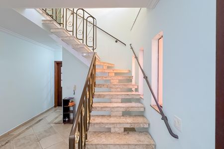 Casa à venda com 227m², 4 quartos e 4 vagas Casa à venda com 227m², 4 quartos e 4 vagasEscada
