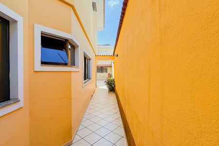 Casa à venda com 227m², 4 quartos e 4 vagas Casa à venda com 227m², 4 quartos e 4 vagasCorredor Externo