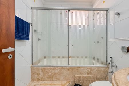 Casa à venda com 227m², 4 quartos e 4 vagas Casa à venda com 227m², 4 quartos e 4 vagasBanheiro da Suíte