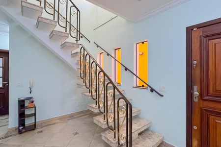 Casa à venda com 227m², 4 quartos e 4 vagas Casa à venda com 227m², 4 quartos e 4 vagasEscada