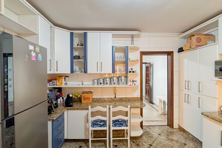 Casa à venda com 227m², 4 quartos e 4 vagas Casa à venda com 227m², 4 quartos e 4 vagasCozinha
