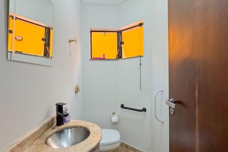Casa à venda com 227m², 4 quartos e 4 vagas Casa à venda com 227m², 4 quartos e 4 vagasLavabo