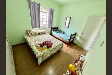 Casa à venda com 360m², 3 quartos e 3 vagas Casa à venda com 360m², 3 quartos e 3 vagasQuarto 2