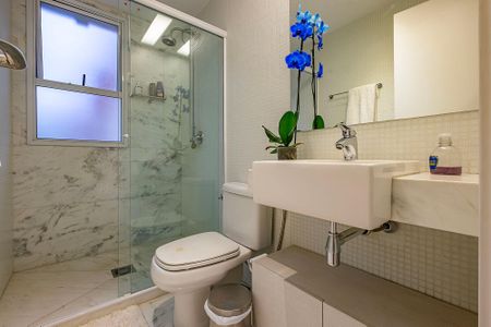 Apartamento à venda com 223m², 3 quartos e 4 vagasBanheiro da Suíte 2