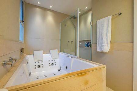 Apartamento à venda com 223m², 3 quartos e 4 vagasSuíte 1 - Banheiro 