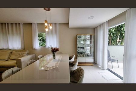 Casa à venda com 340m², 4 quartos e 6 vagas Casa à venda com 340m², 4 quartos e 6 vagasSala