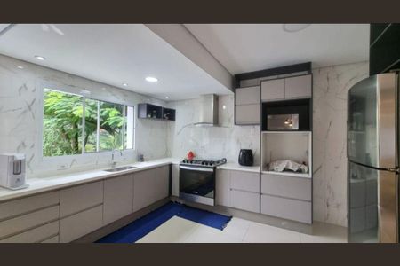 Casa à venda com 340m², 4 quartos e 6 vagas Casa à venda com 340m², 4 quartos e 6 vagasCozinha