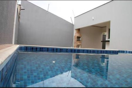 Casa à venda com 300m², 3 quartos e 2 vagas Casa à venda com 300m², 3 quartos e 2 vagasPiscina