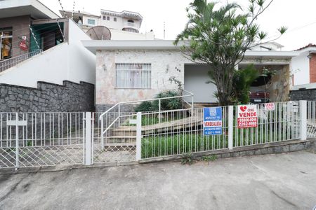 Casa à venda com 122m², 2 quartos e 4 vagas Casa à venda com 122m², 2 quartos e 4 vagasFachada