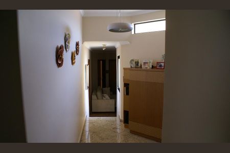 Casa à venda com 700m², 7 quartos e 6 vagas Casa à venda com 700m², 7 quartos e 6 vagasCorredor casa 1