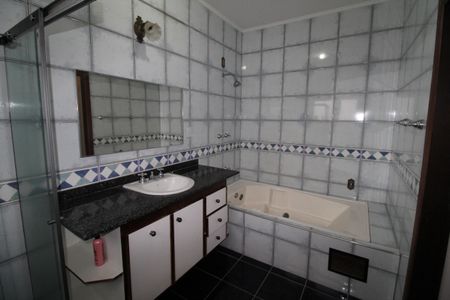 Casa de condomínio para alugar com 380m², 4 quartos e sem vagaBanheiro da Suíte 1