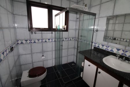 Casa de condomínio para alugar com 380m², 4 quartos e sem vagaBanheiro da Suíte 1